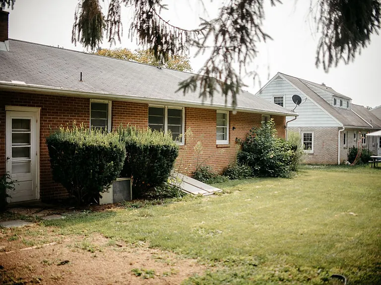 425 Spring Dr — Photo 3