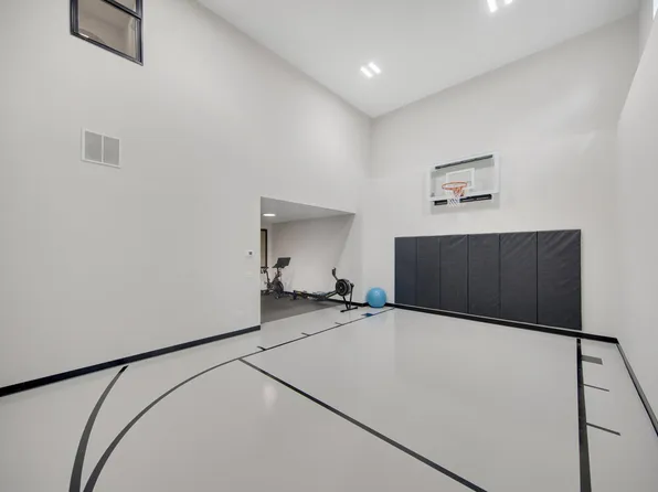 1898 Della Dr, Chanhassen, MN 55317