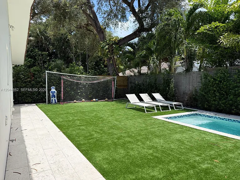 2401 SW 16th Ct — Photo 2