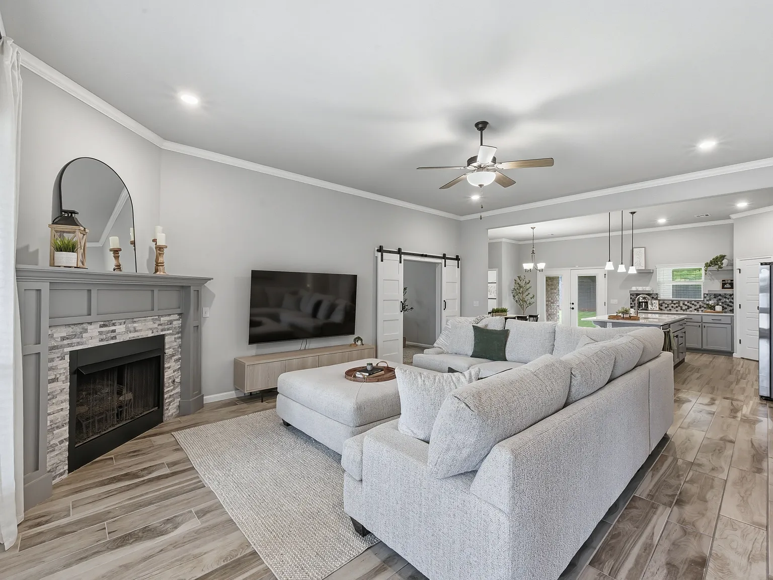 4 bed, 2219 sqft, $4,700 — Photo 4