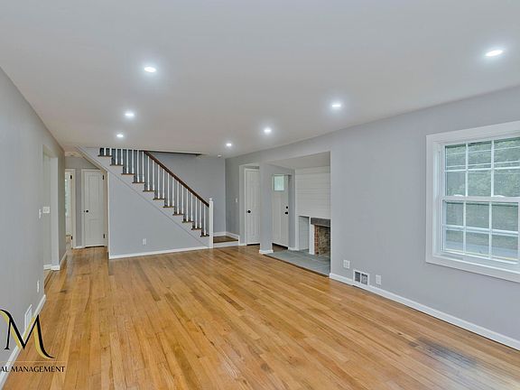 4th image of 28 Hillside Ave
