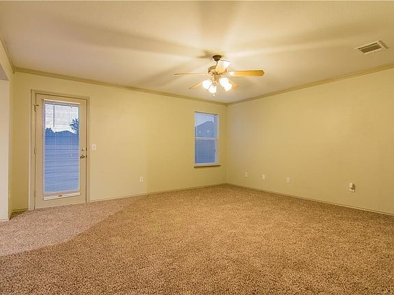 4th image of 307 Stephanie St