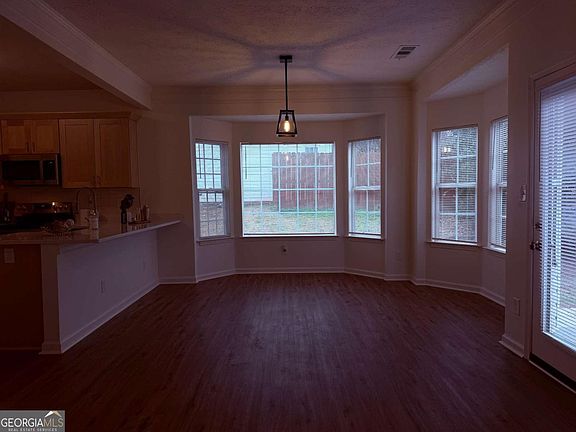 5th image of 28 Hampton Dr