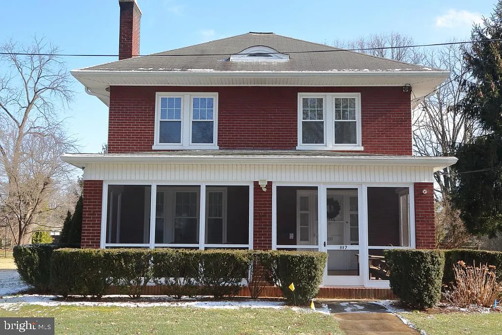 1117 Crest Ln photo 1