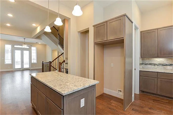 2112 Radcliffe St — Photo 9