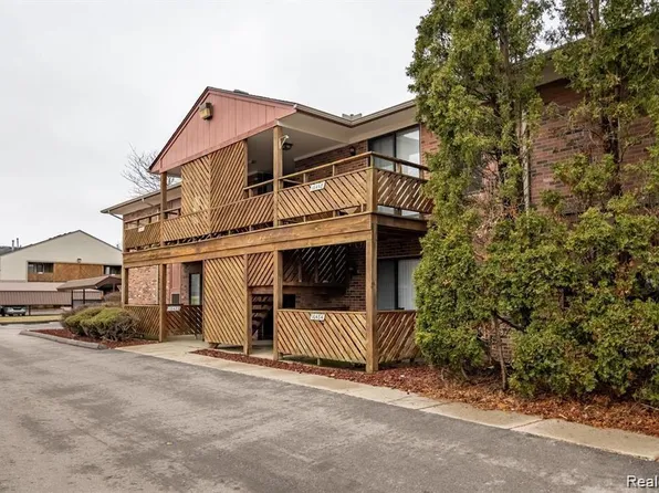 16498 Clarkson Dr, Fraser, MI 48026