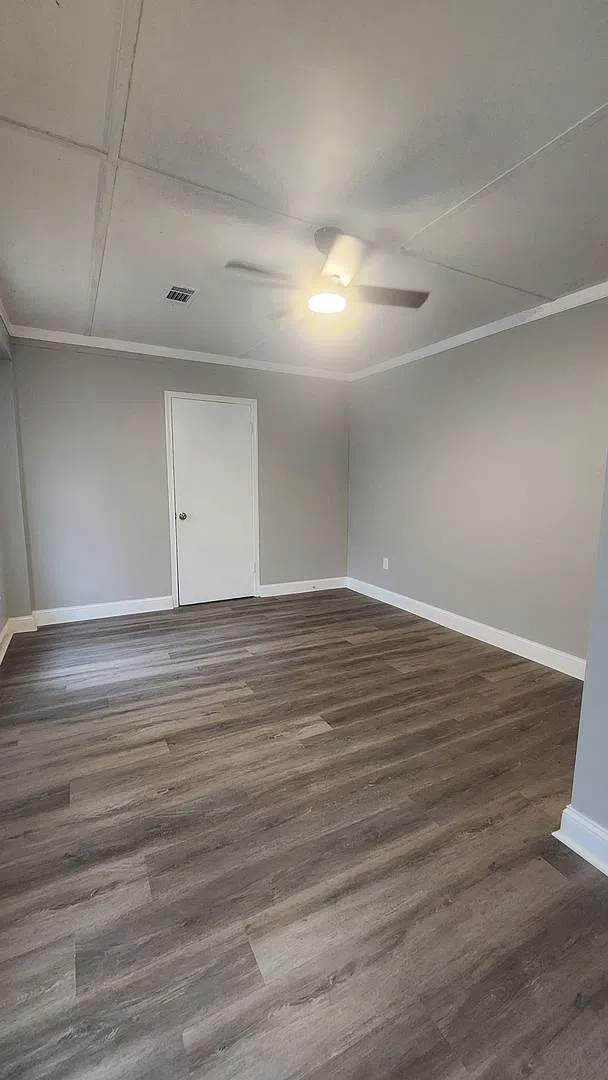 Beautiful 4 Bed 2 Bath Ranch House — Photo 3