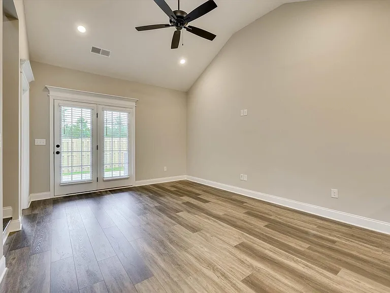 1122 Jolly Ln — Photo 2