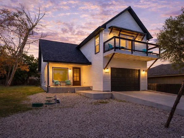 2061 Robin Hood, Canyon Lake, TX 78133