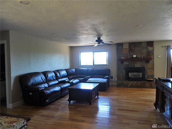 3rd image of 951 N Stephenson Dr