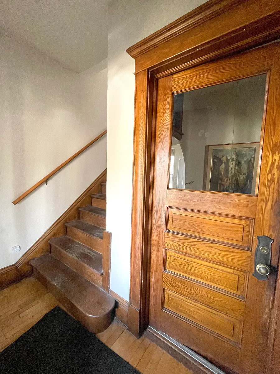 Building Photo - 1921 Laurel Ave W #1