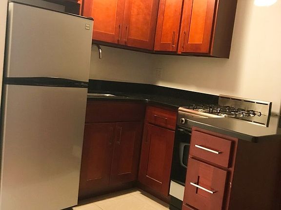 3rd image of 9 E 32nd St APT Glg