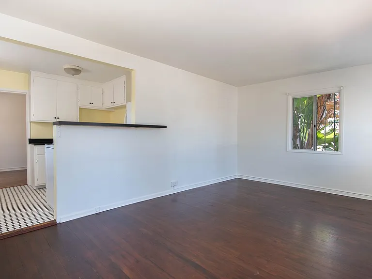 3043 Myrtle Ave — Photo 2