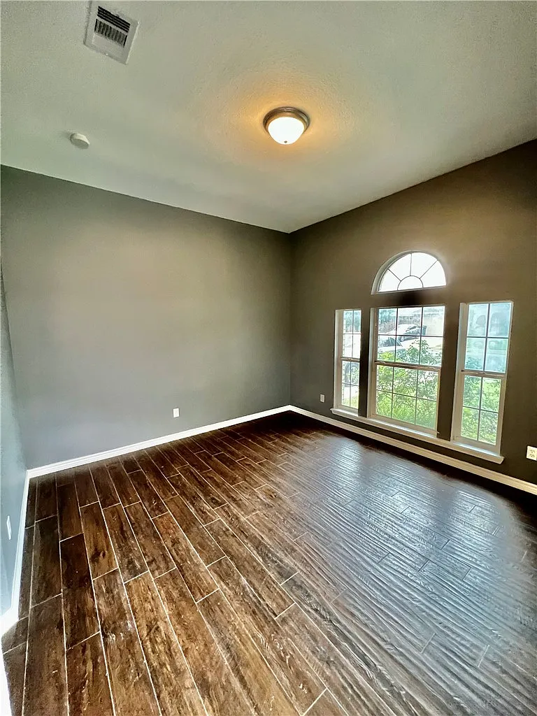 3 bed, 2.0 bath, 1892 sqft, $2,100 — Photo 3