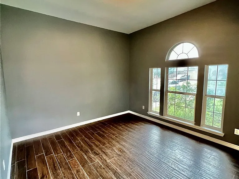 2417 Windblown Dr — Photo 3
