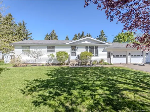 21 Champlain Ave, Bouctouche, NB E4S 2Y7