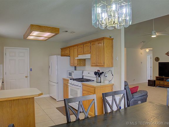 4th image of 11008 E 120th Ct N