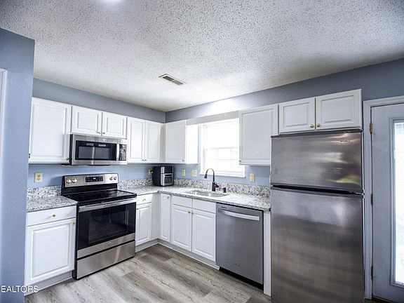 4th image of 102 Village Trce APT 12