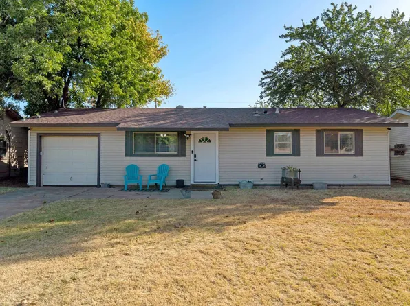 1205 S Wall St, Iowa Park, TX 76367