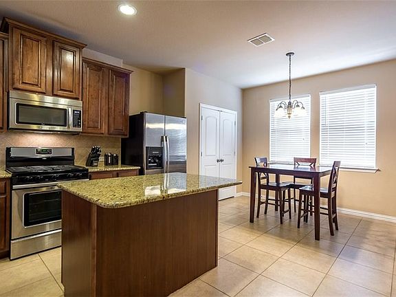 3rd image of 928 Lake Grove Dr