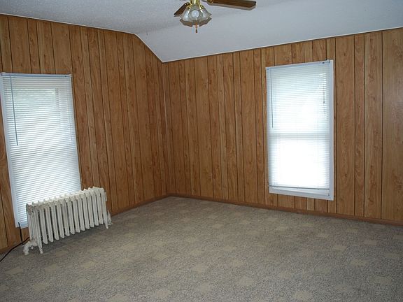 2nd image of 922 Redwood Dr