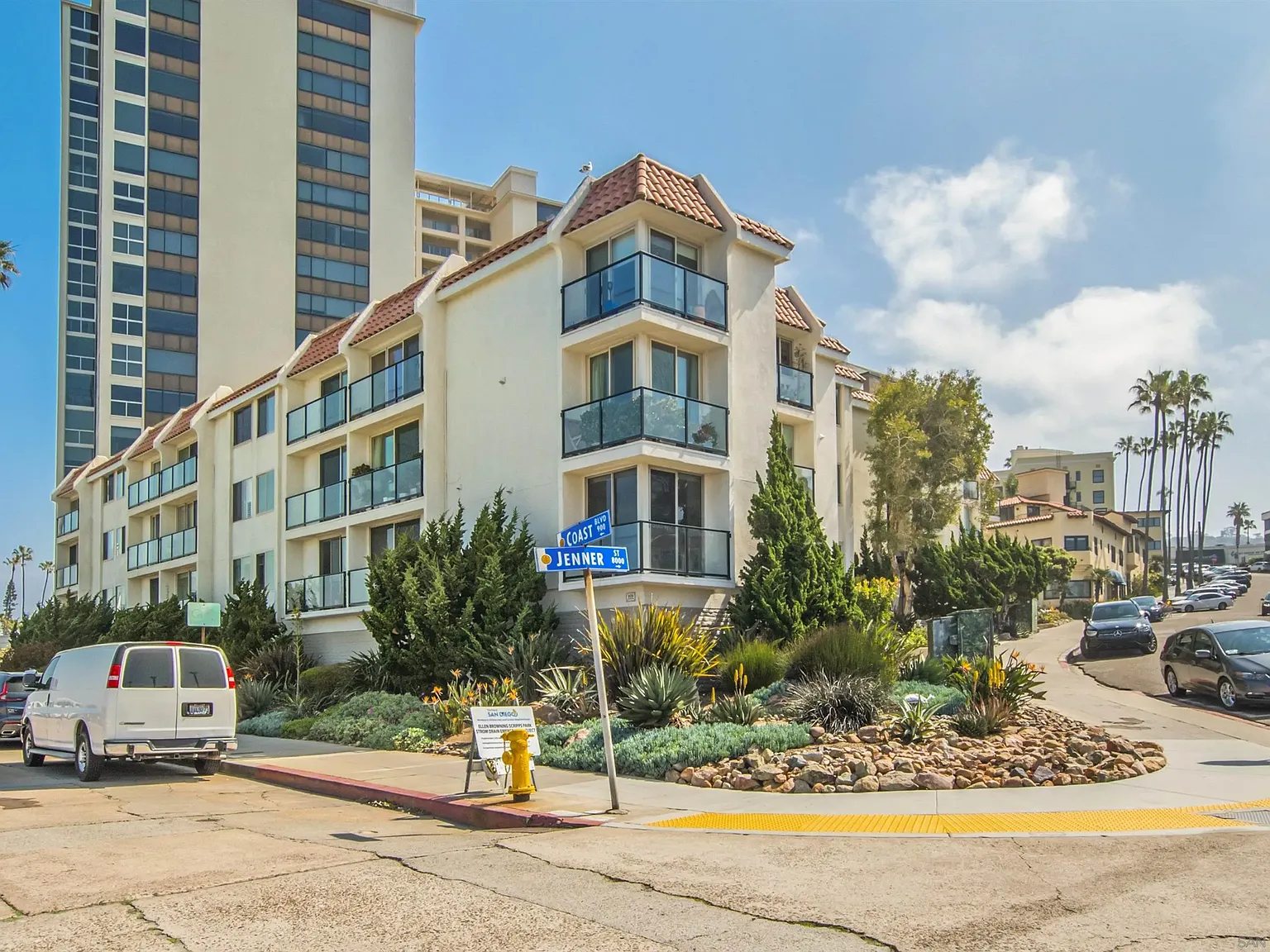 2 bed, 2.0 bath, 1161 sqft, $8,950 — Photo 3
