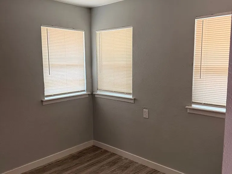 1120 Misty Glen Ln — Photo 16