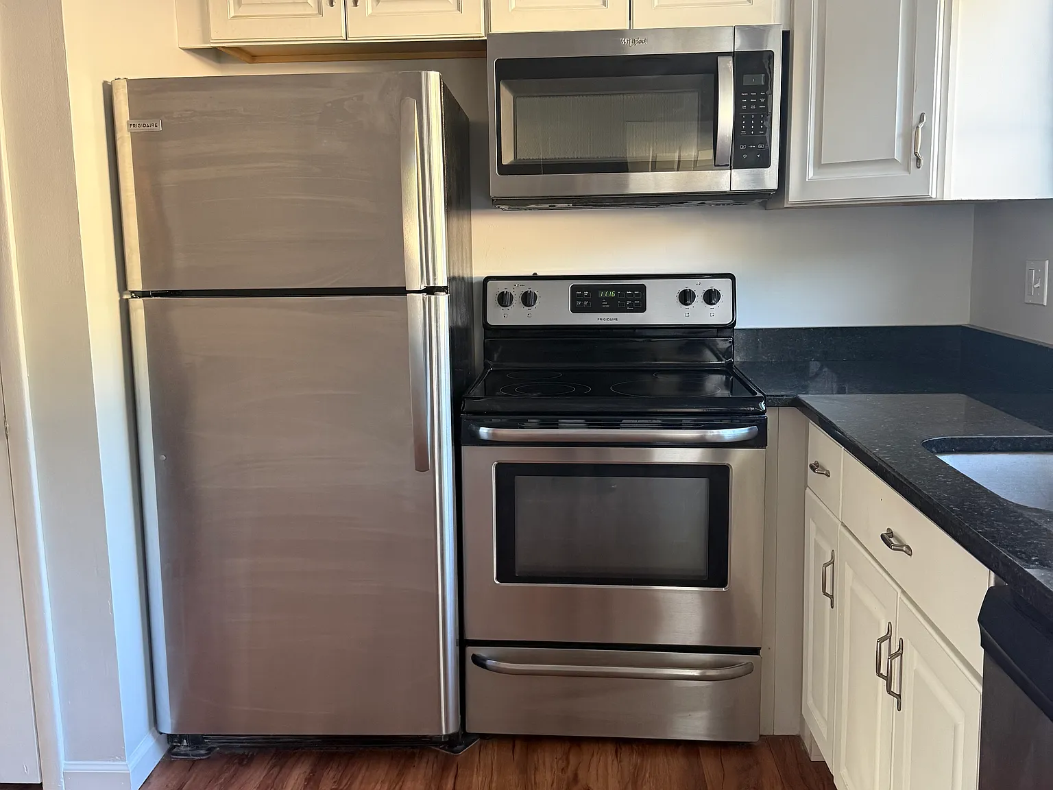 2 bed, 1.5 bath, 940 sqft, $1,900 — Photo 2