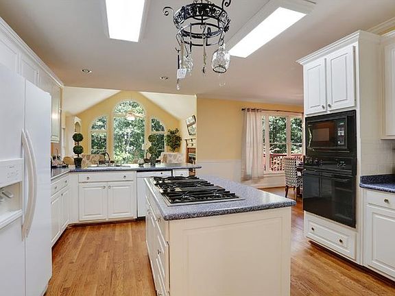4th image of 1261 Oxford Dr SE