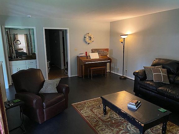 3rd image of 1213 W Hazel Ave