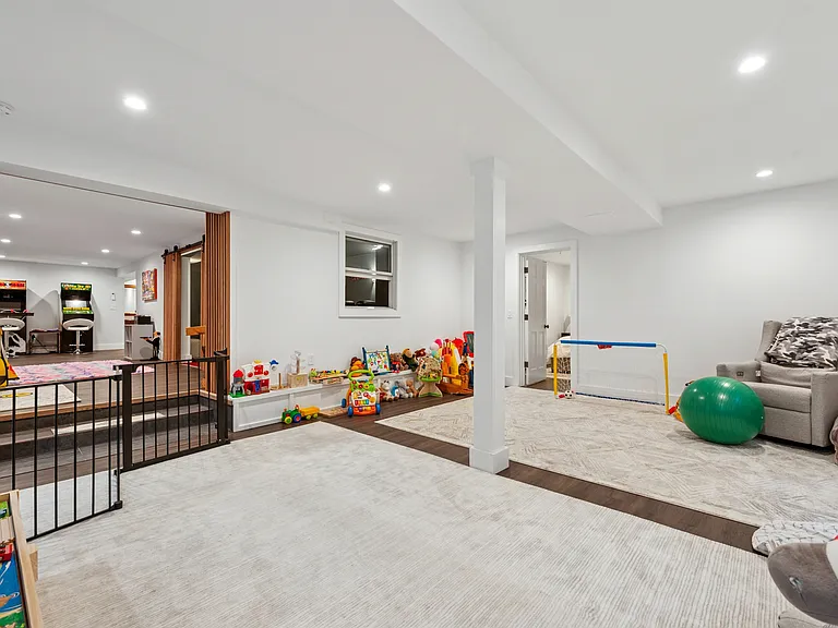 7 Dellaria Ave — Photo 27