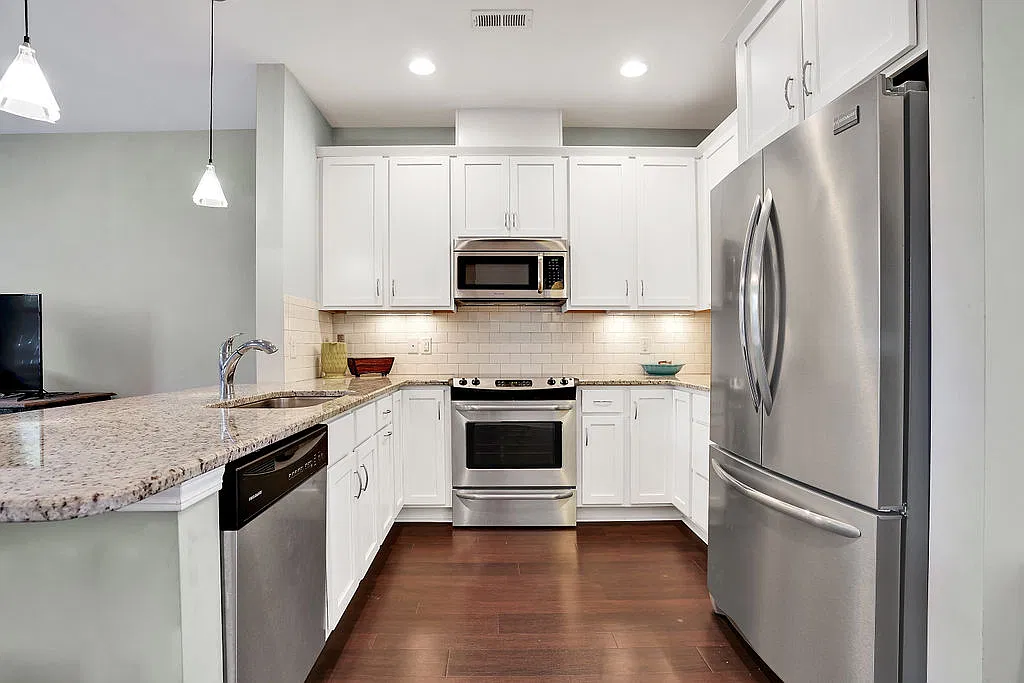 3 bed, 3.5 bath, 2100 sqft, $2,350 — Photo 4