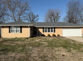 1331 S Highland Ct, Marshall, MO 65340
