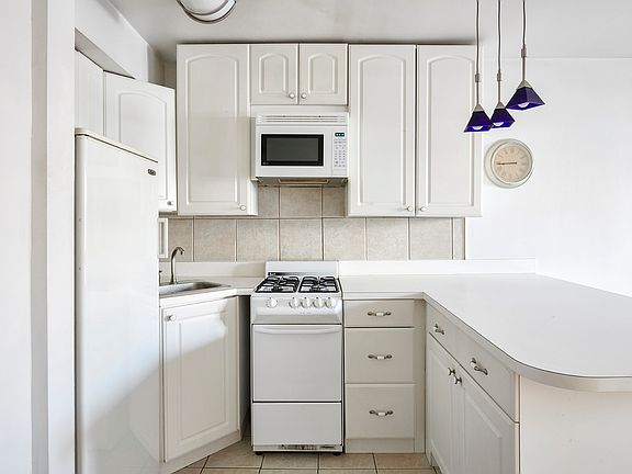 4th image of 311 E 75th St APT 5A