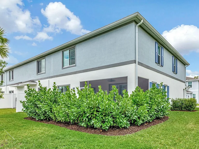 601 NE Waters Edge Ln — Photo 4
