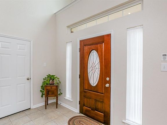 Light and bright entrance Hall, high ceilings and fresh paint.