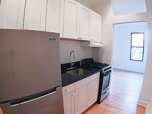 3rd image of 271 E 10th St #10