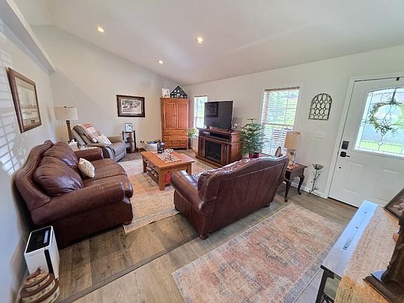 3rd image of 104 Colonial Dr