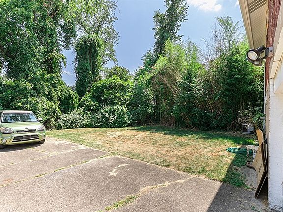 5th image of 240 Kingston Dr