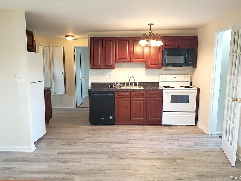 478 Old Farmingdale Rd #B — Photo 10