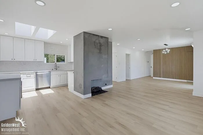 3 bed, 2.0 bath, 1469 sqft, $4,200 — Photo 3