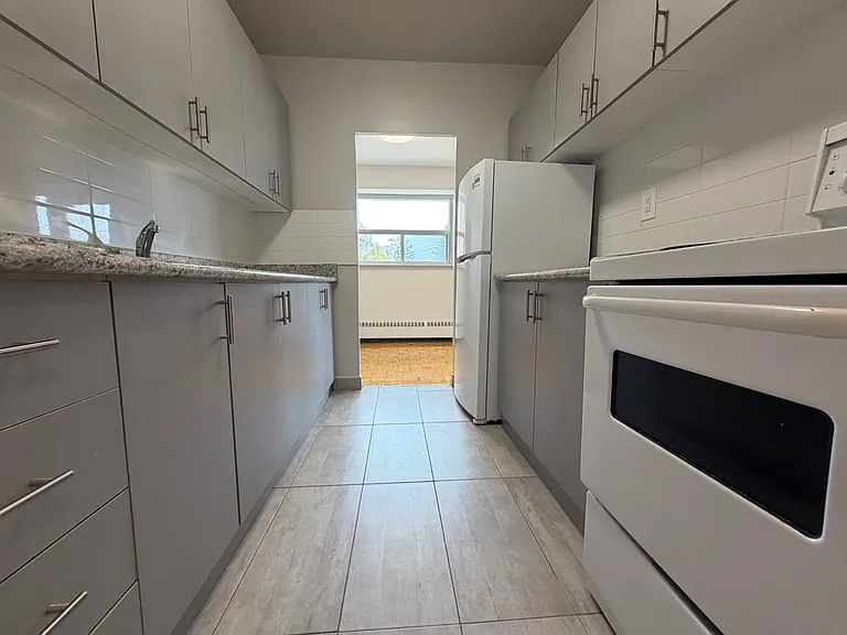 1051 Seneca Ave — Photo 18