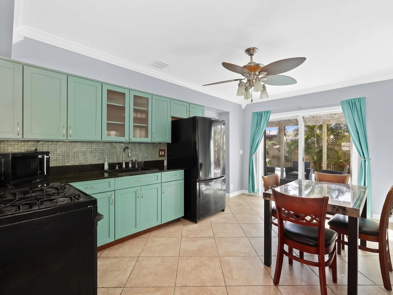 2 bed, 1.0 bath, 858 sqft, $2,800 — Photo 4
