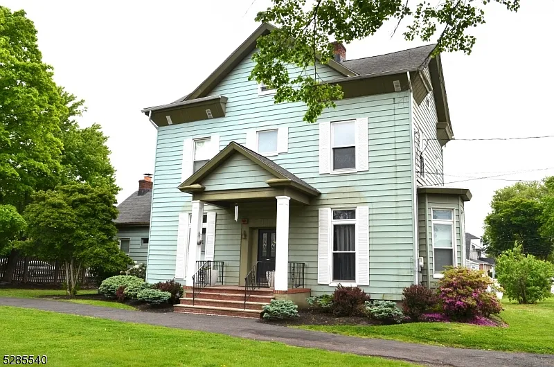 2 bed, 1.0 bath, $2,500 — Photo 1