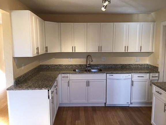 3rd image of 943 S York Street
