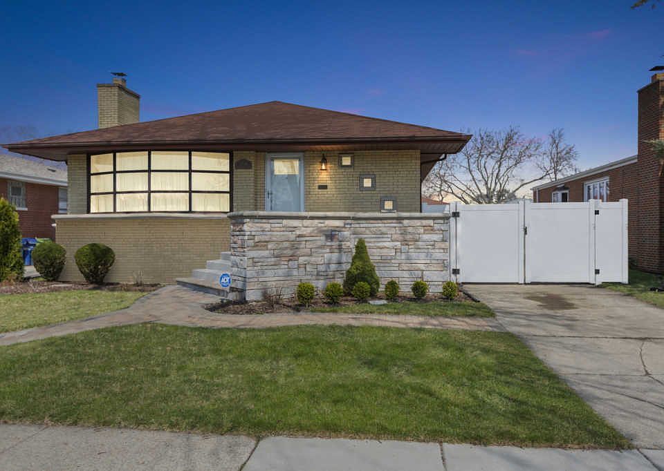 1st image of 5248 W Oakdale Dr