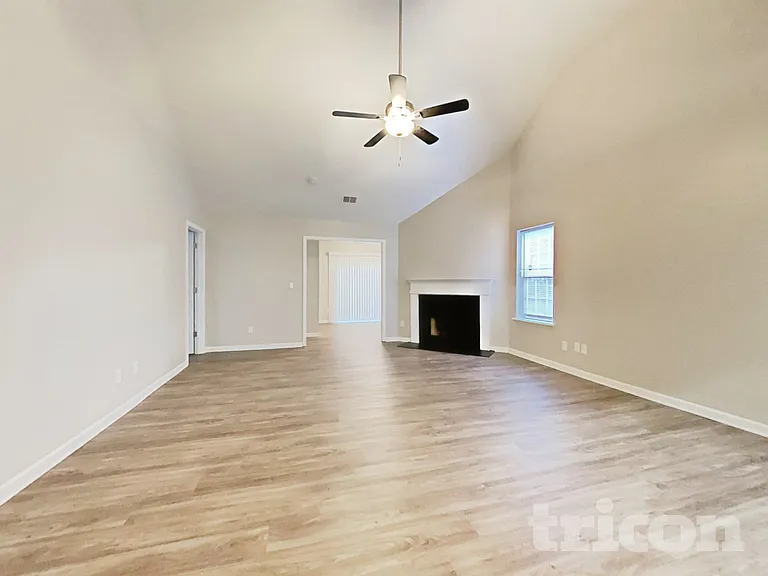 7715 Hidden Creek Dr — Photo 2