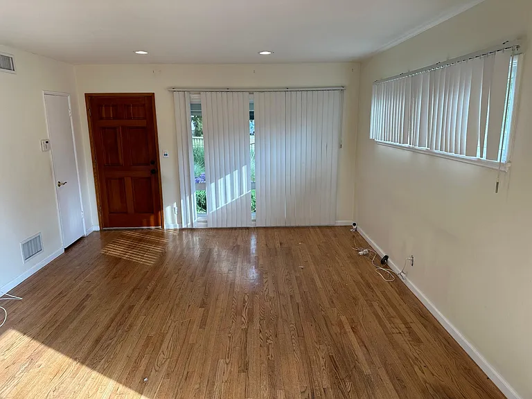 20557 Hart St — Photo 14