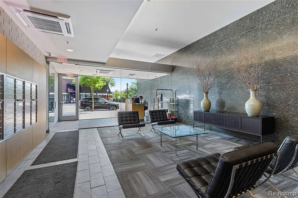 432 S Washington Ave — Photo 2