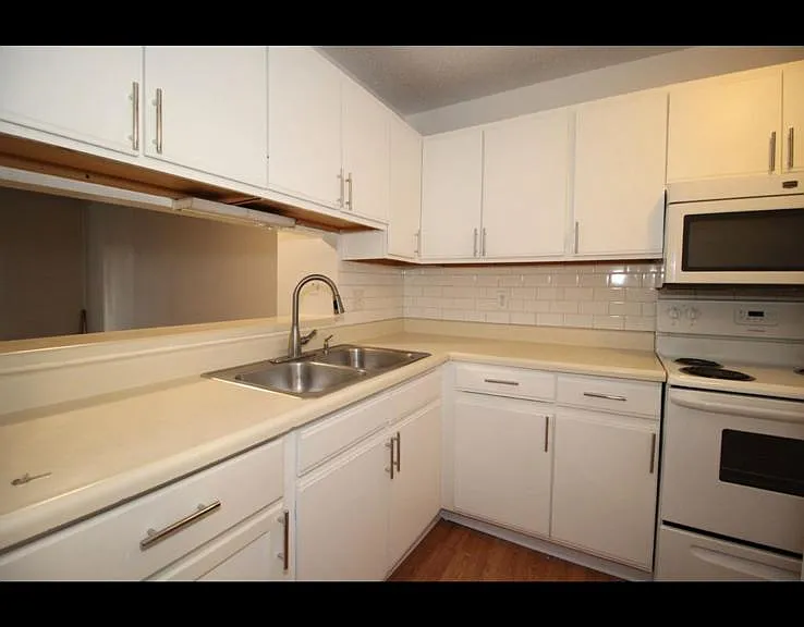 700 N Adelaide St #112 — Photo 11